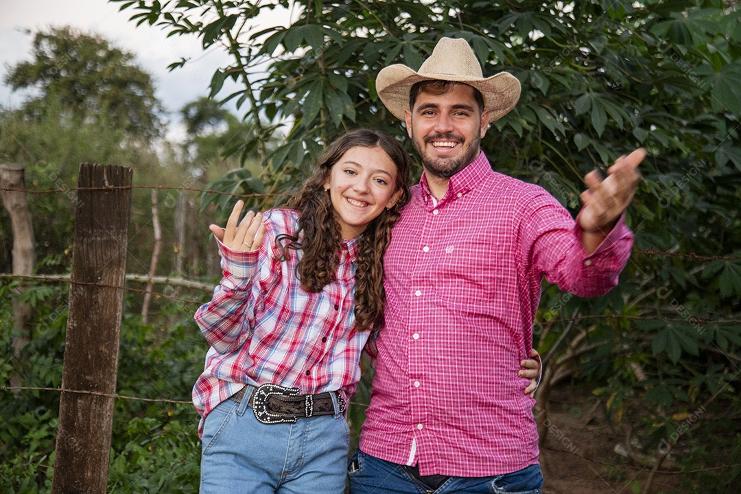 Lindo casal sobre fazenda