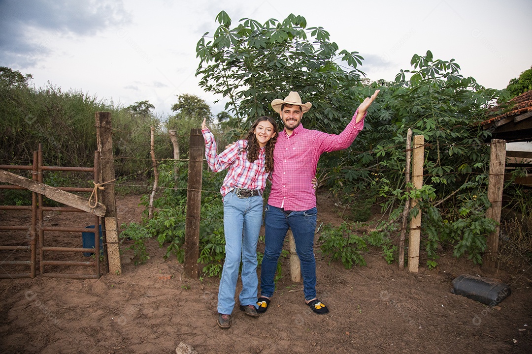 Lindo casal sobre fazenda