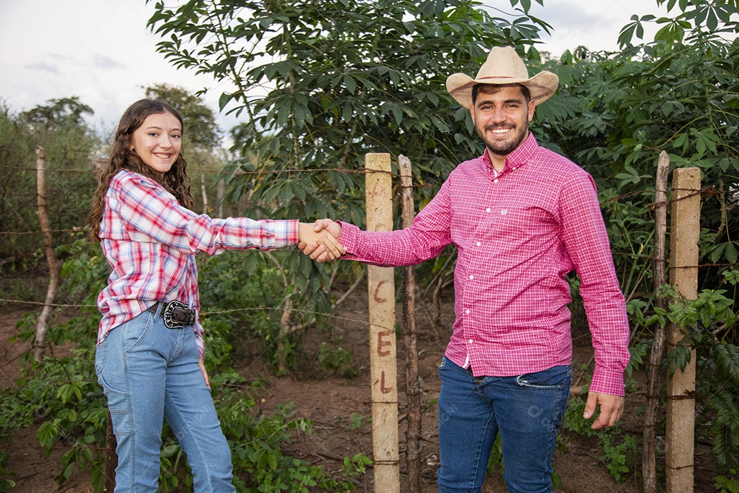 Lindo casal sobre fazenda