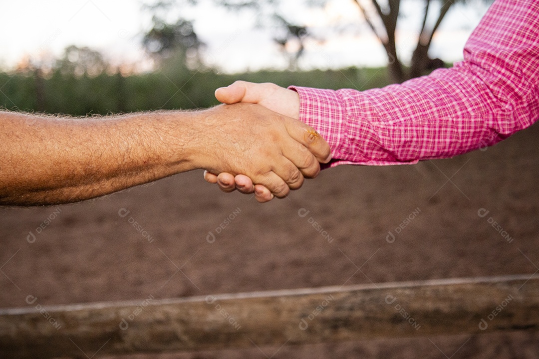Mãos de agricultor sobre uma fazenda