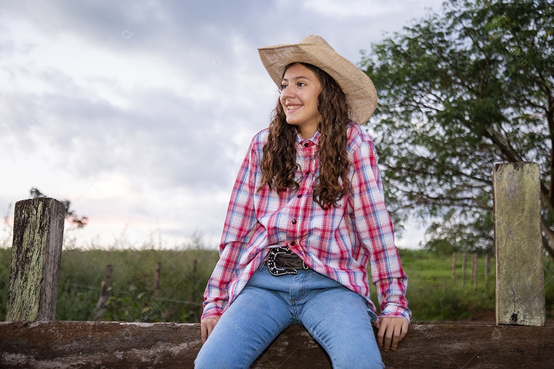 Mulher jovem fazendeira sobre fazenda