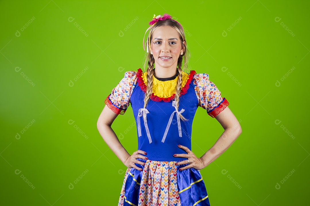 Linda mulher jovem usando roupas típicas de festa junina