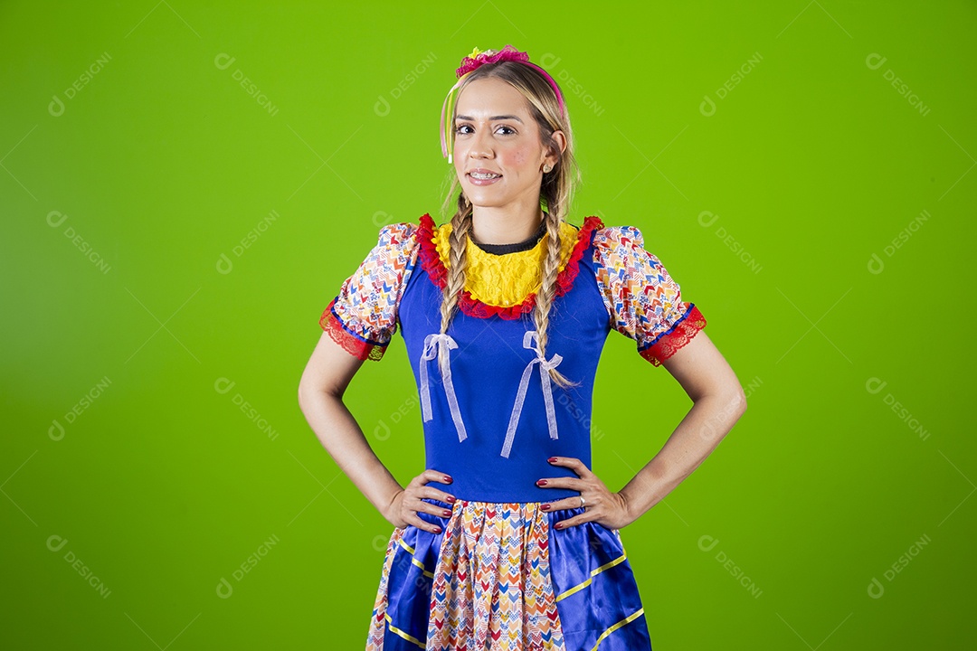 Linda mulher jovem usando roupas típicas de festa junina