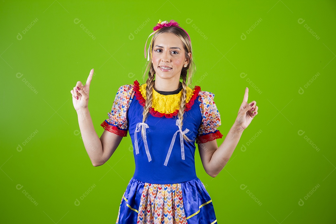 Linda mulher jovem usando roupas típicas de festa junina