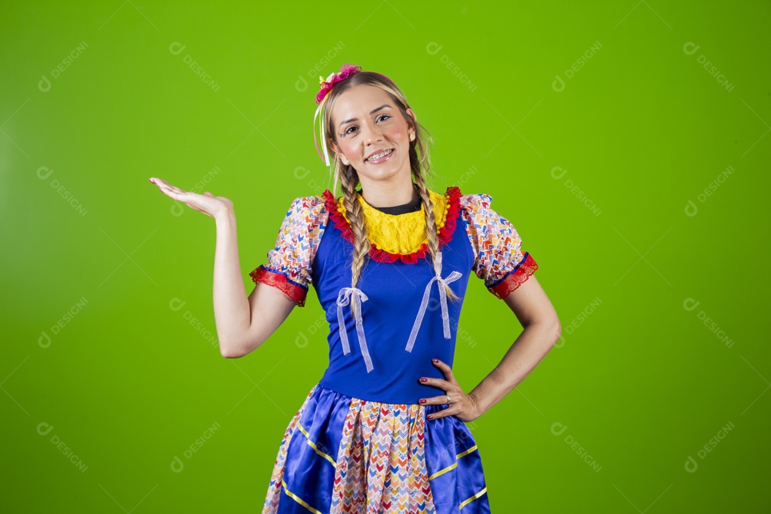 Linda mulher jovem usando roupas típicas de festa junina