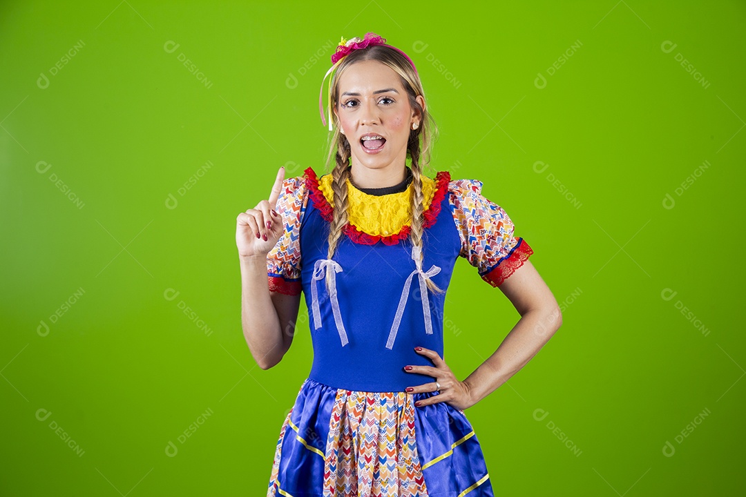 Linda mulher jovem usando roupas típicas de festa junina