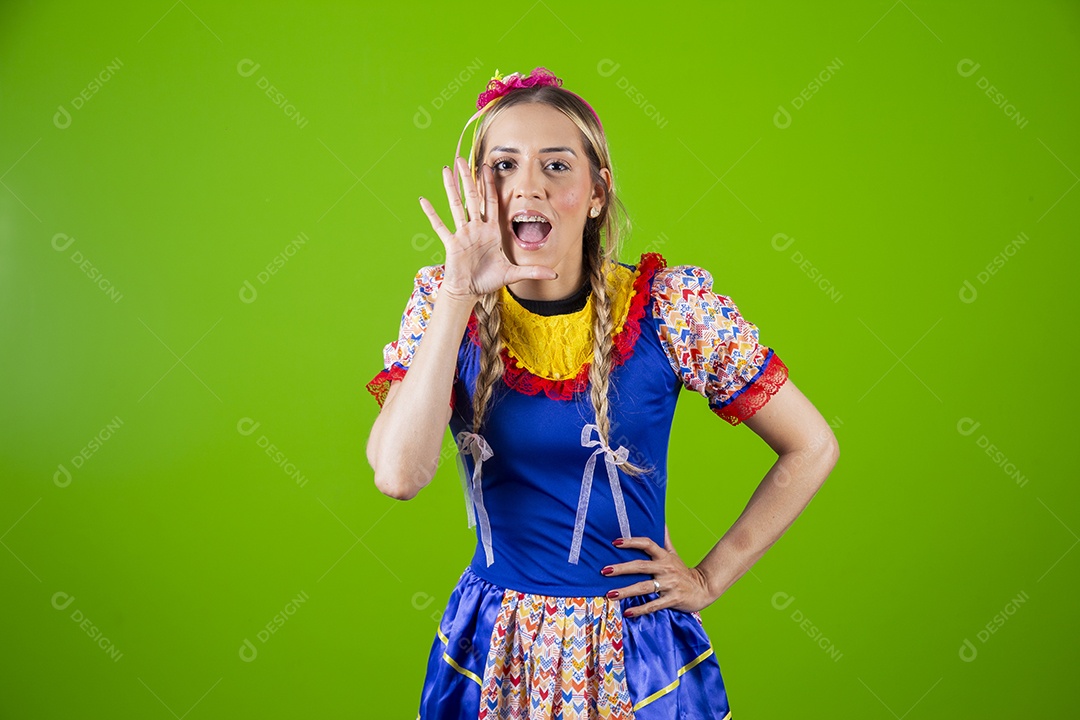 Linda mulher jovem usando roupas típicas de festa junina