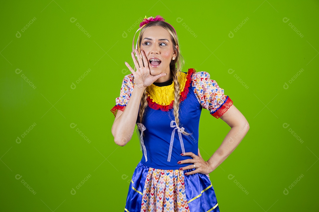 Linda mulher jovem usando roupas típicas de festa junina