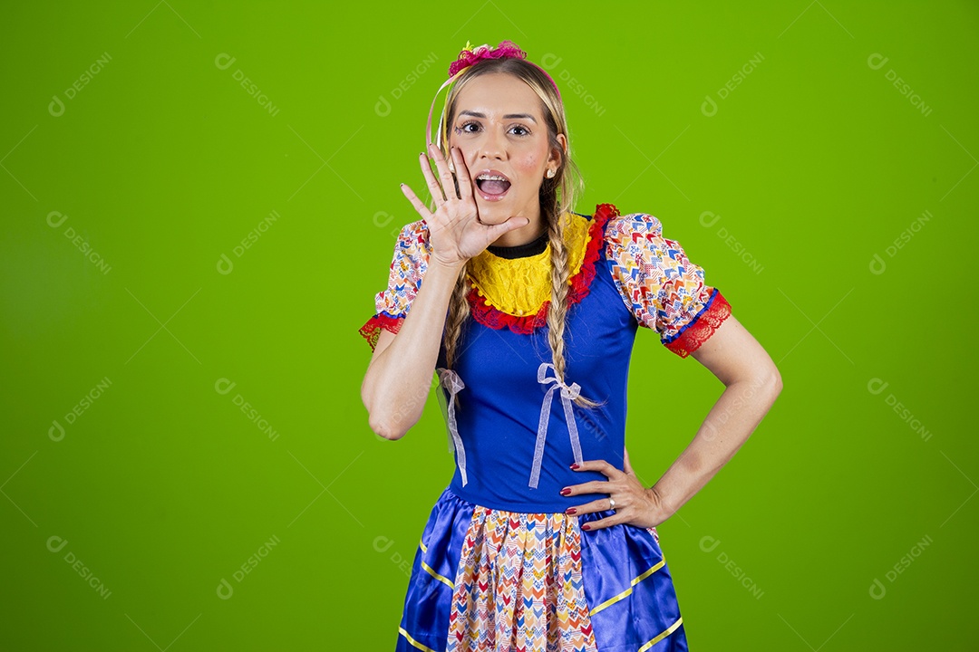 Linda mulher jovem usando roupas típicas de festa junina