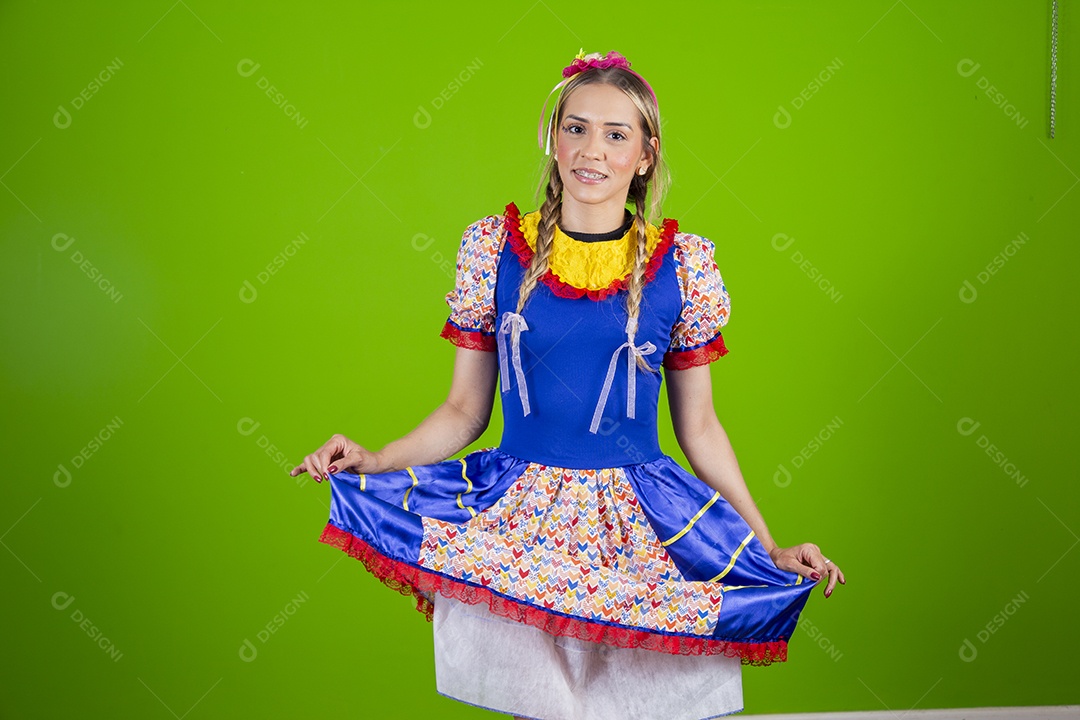 Linda mulher jovem usando roupas típicas de festa junina