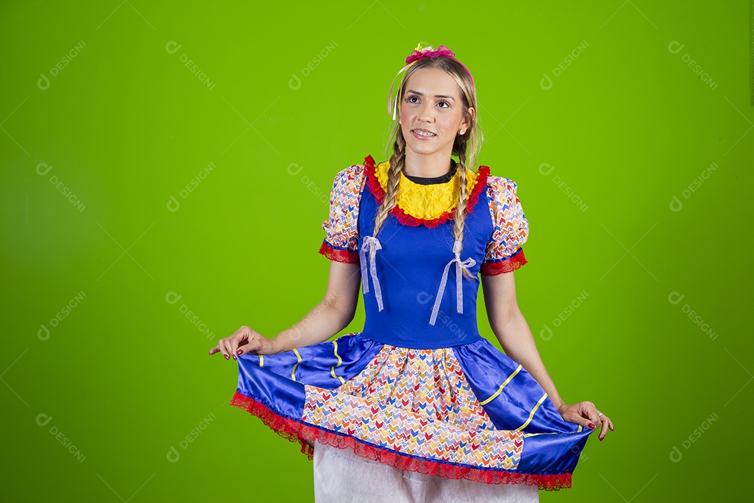 Linda mulher jovem usando roupas típicas de festa junina