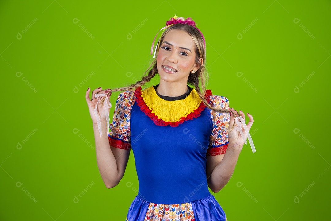 Linda mulher jovem usando roupas típicas de festa junina