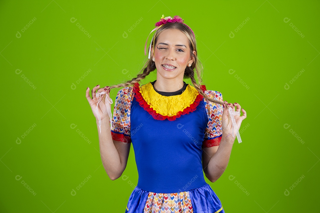 Linda mulher jovem usando roupas típicas de festa junina