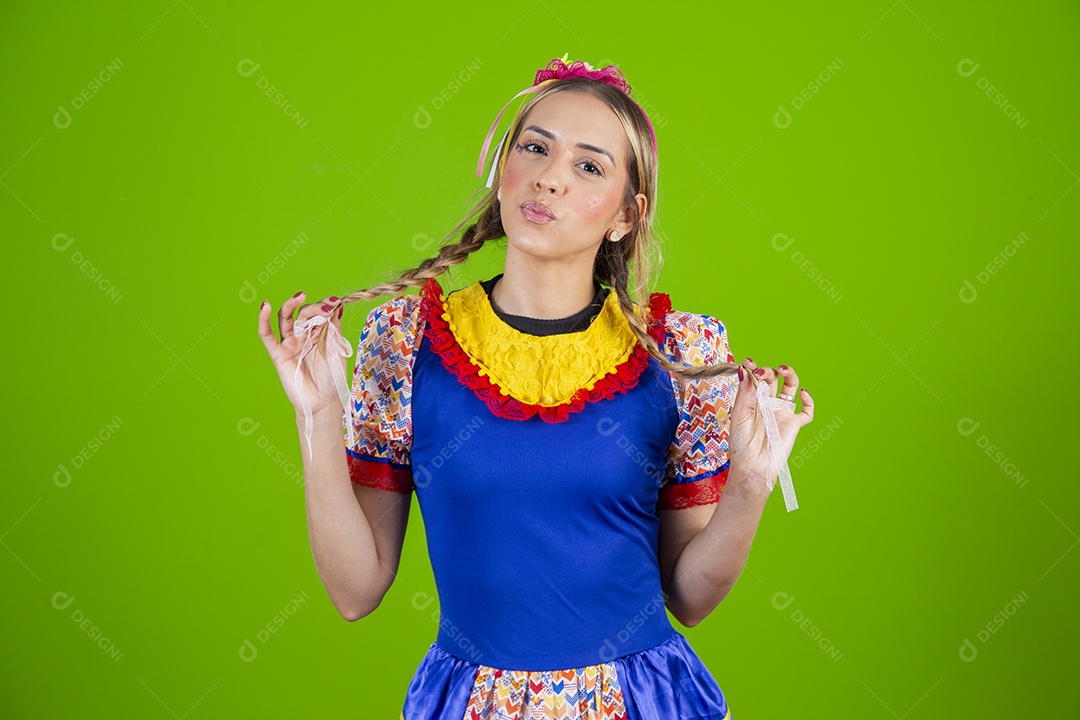 Linda mulher jovem usando roupas típicas de festa junina