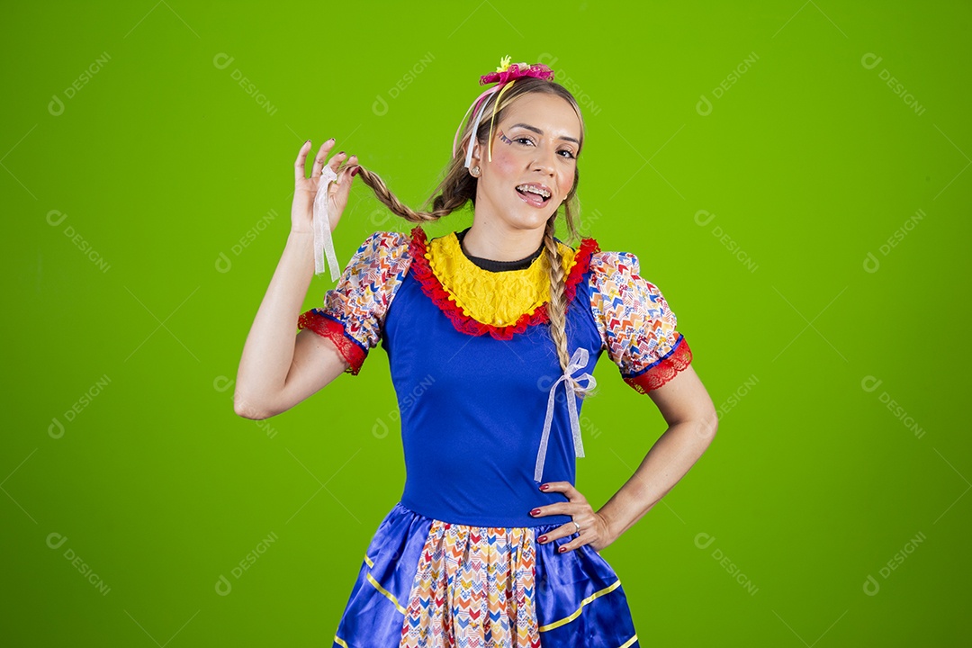 Linda mulher jovem usando roupas típicas de festa junina