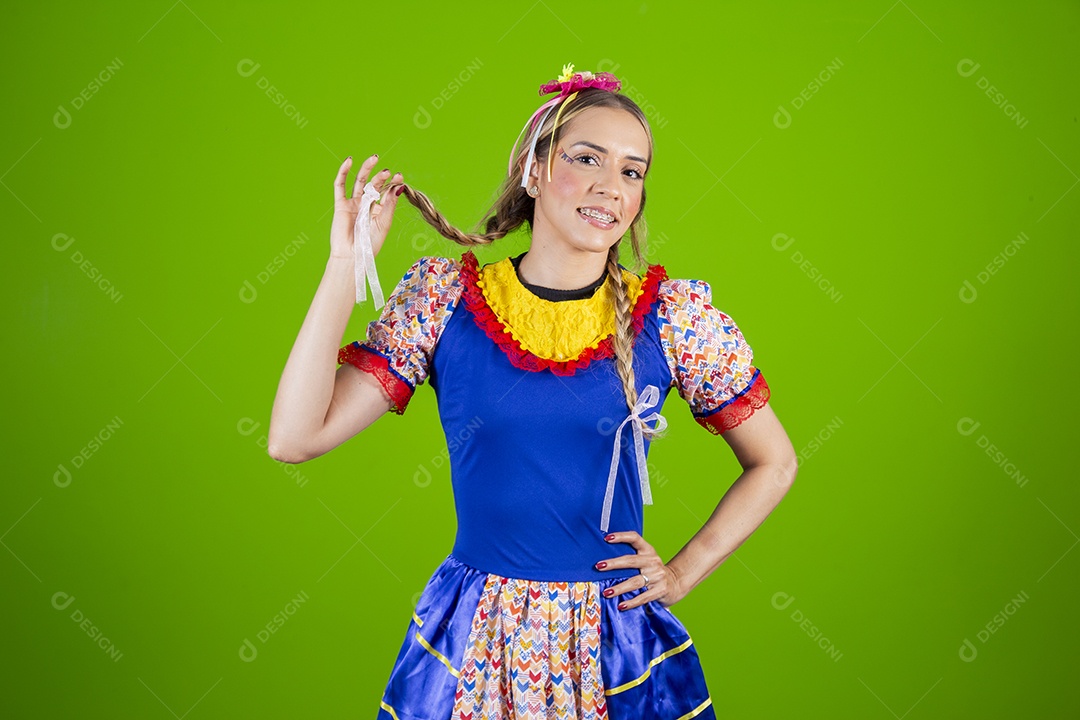 Linda mulher jovem usando roupas típicas de festa junina