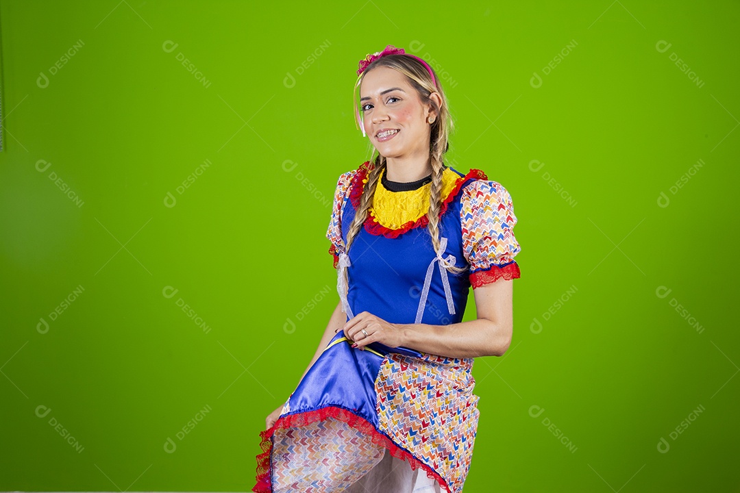 Linda mulher jovem usando roupas típicas de festa junina