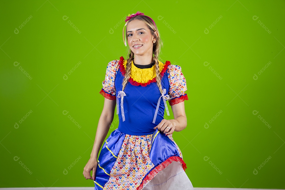Linda mulher jovem usando roupas típicas de festa junina