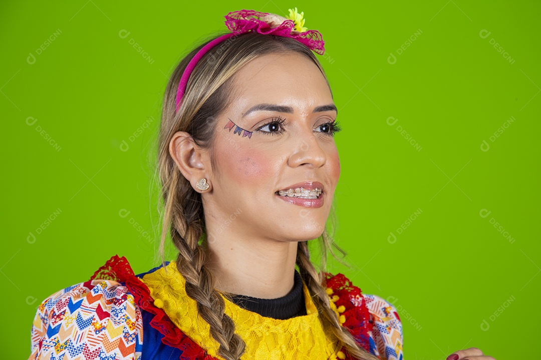 Linda mulher jovem usando roupas típicas de festa junina