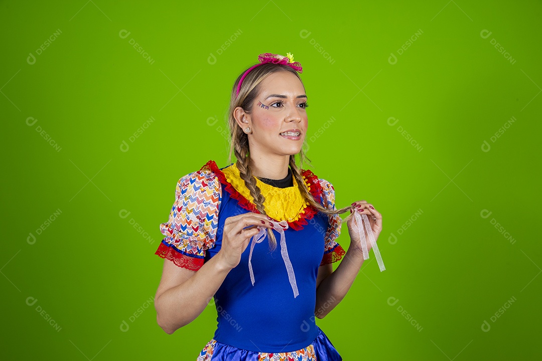 Linda mulher jovem usando roupas típicas de festa junina