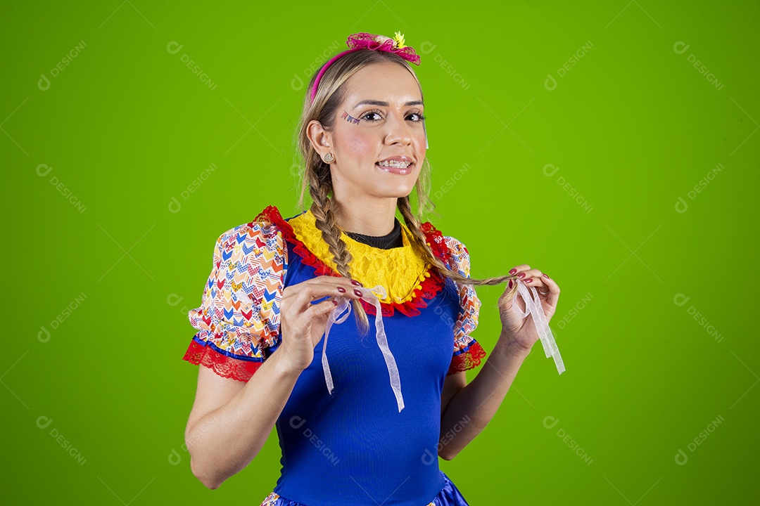 Linda mulher jovem usando roupas típicas de festa junina