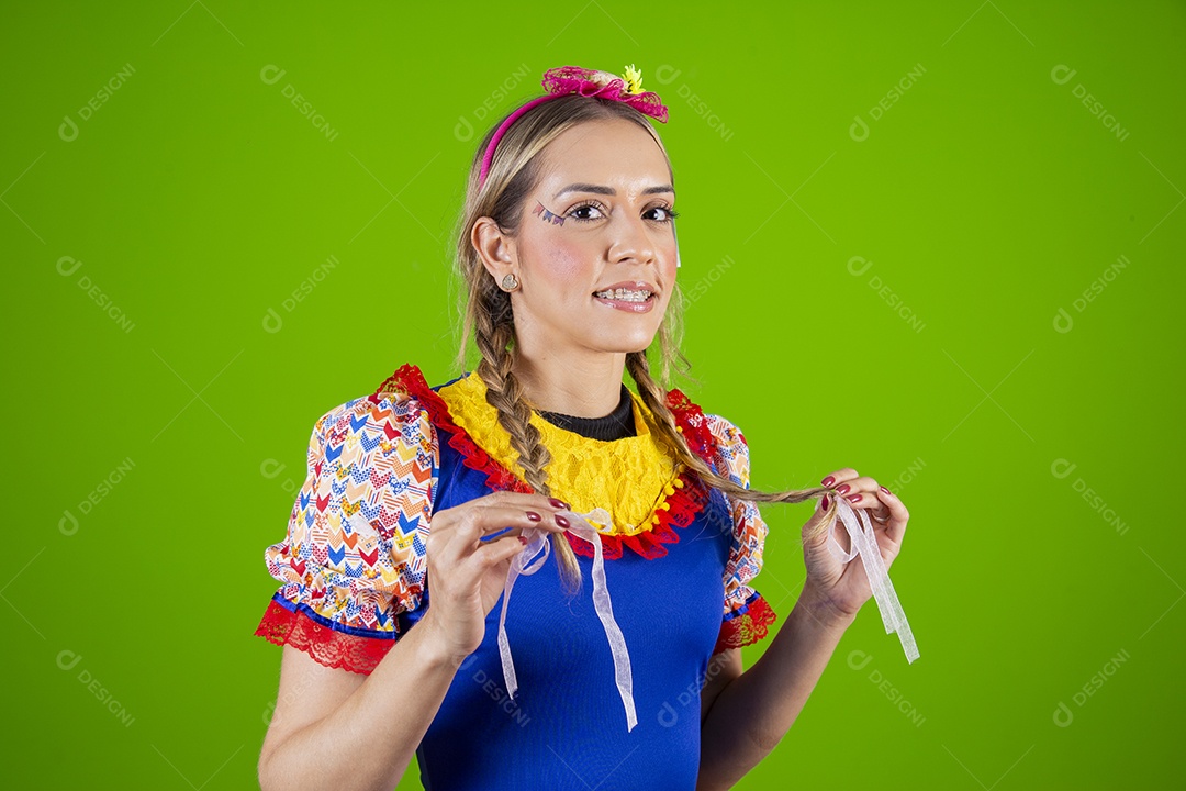 Linda mulher jovem usando roupas típicas de festa junina