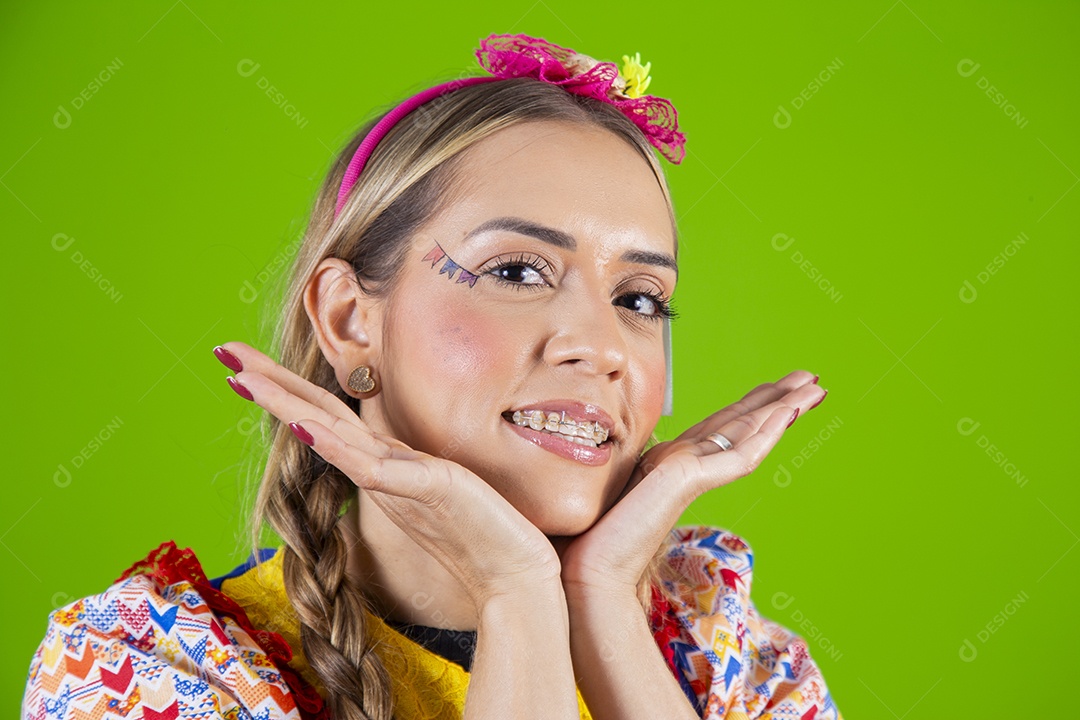 Linda mulher jovem usando roupas típicas de festa junina