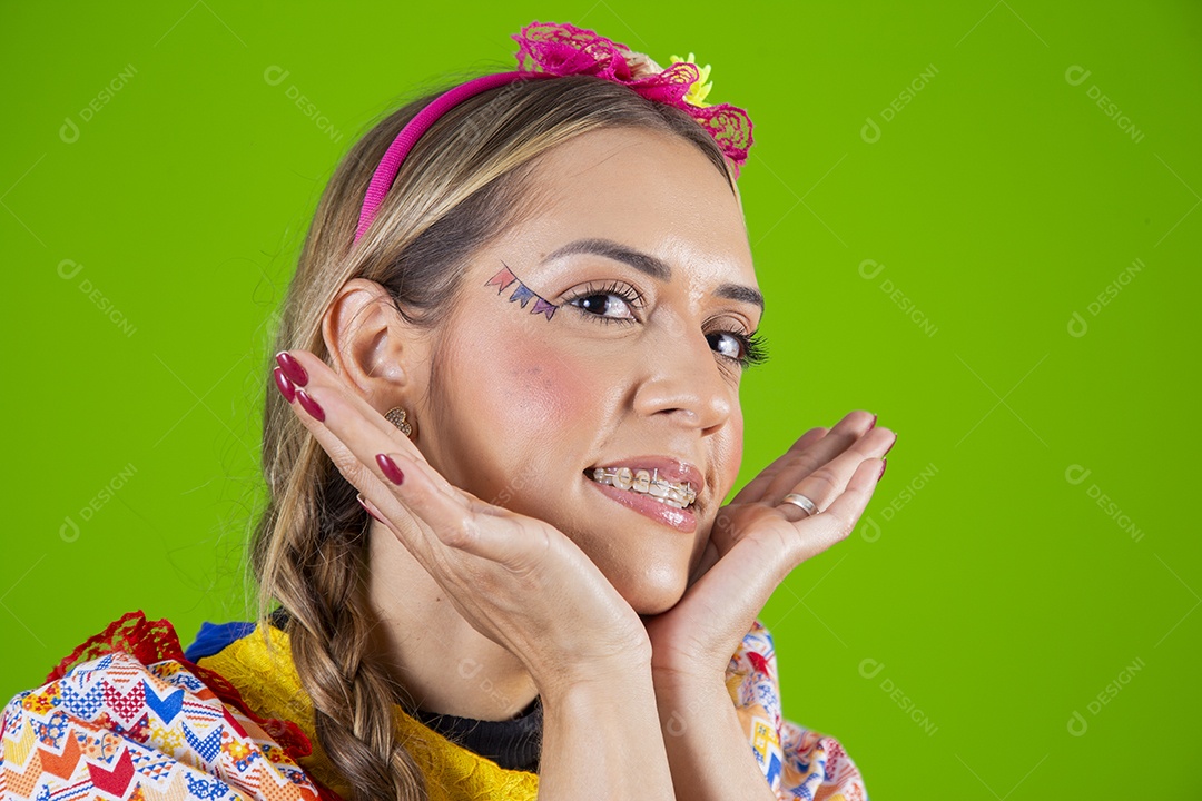 Linda mulher jovem usando roupas típicas de festa junina