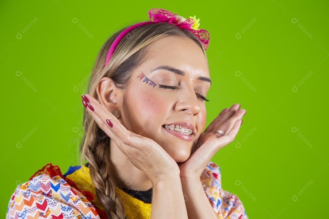Linda mulher jovem usando roupas típicas de festa junina