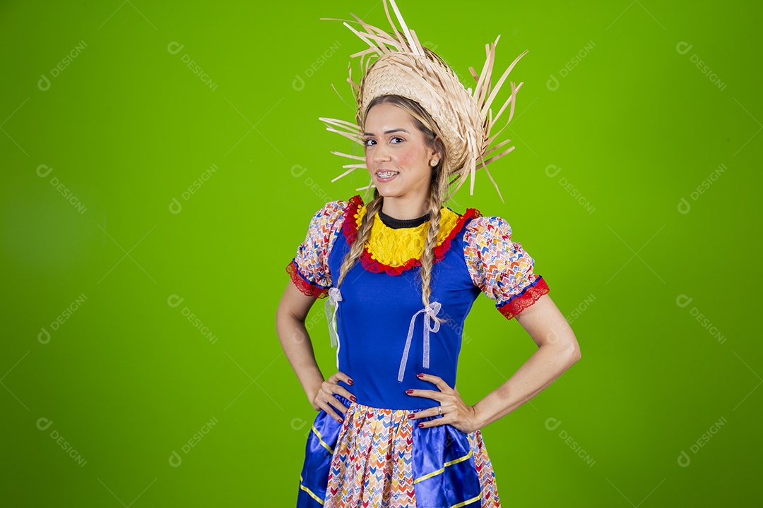 Linda mulher jovem usando roupas típicas de festa junina