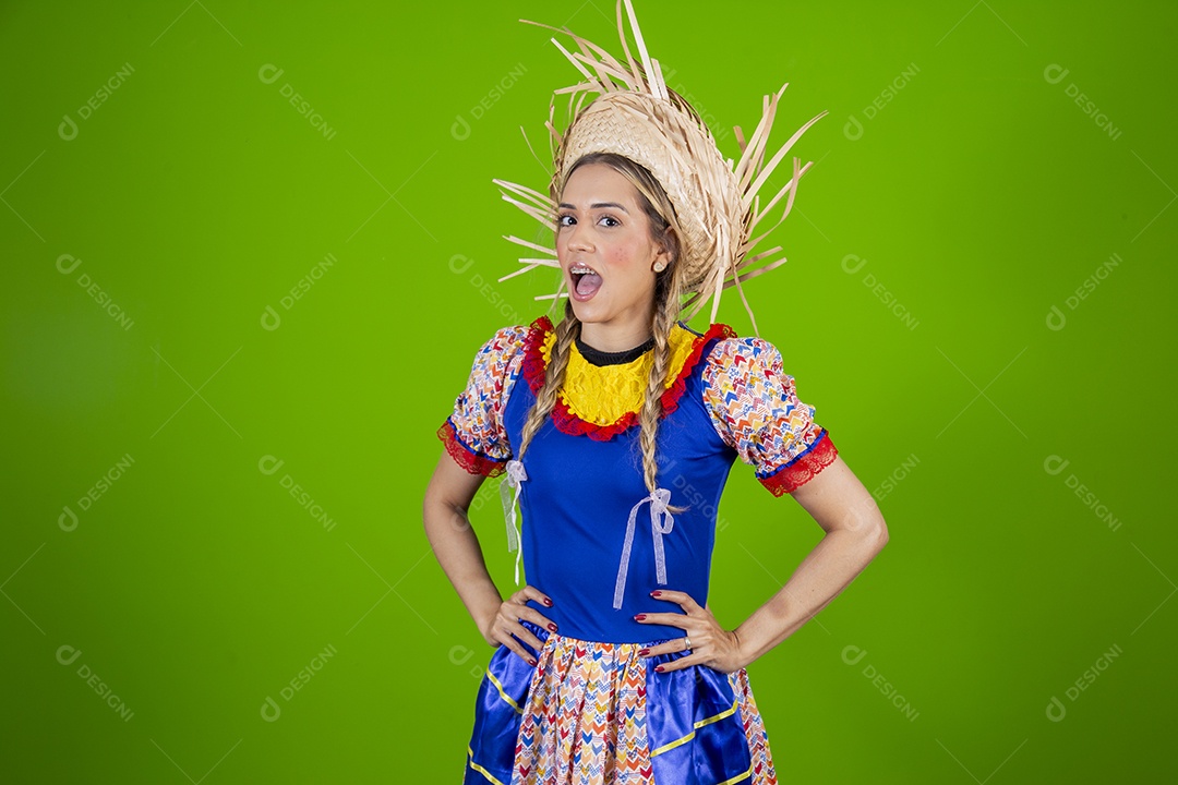 Linda mulher jovem usando roupas típicas de festa junina