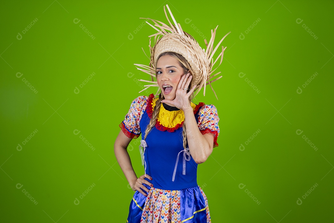 Linda mulher jovem usando roupas típicas de festa junina