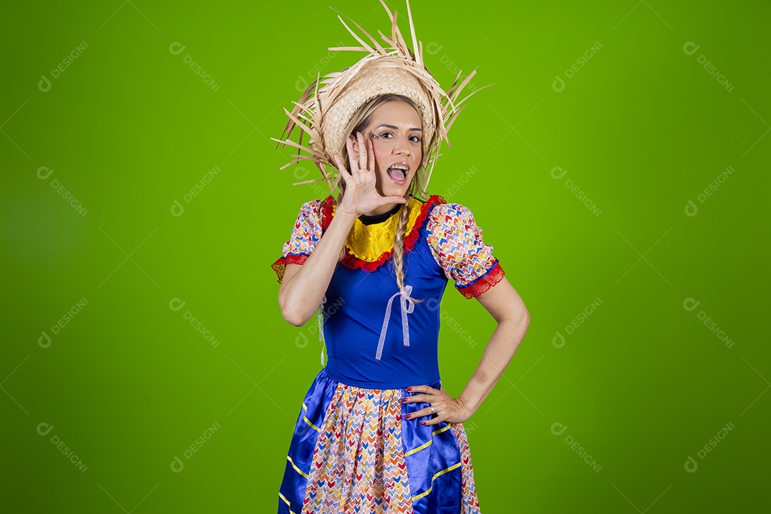 Linda mulher jovem usando roupas típicas de festa junina