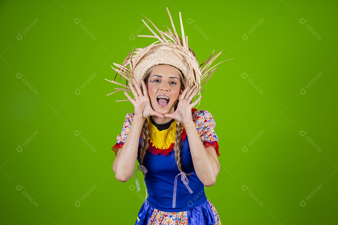 Linda mulher jovem usando roupas típicas de festa junina