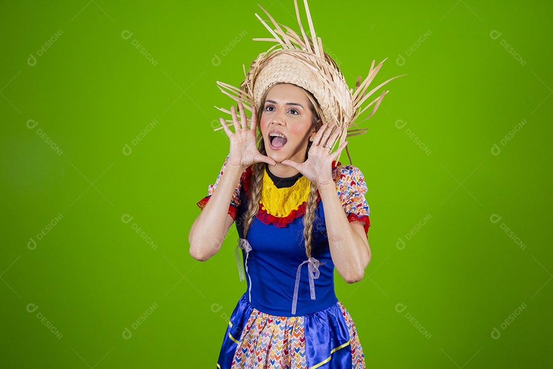 Linda mulher jovem usando roupas típicas de festa junina