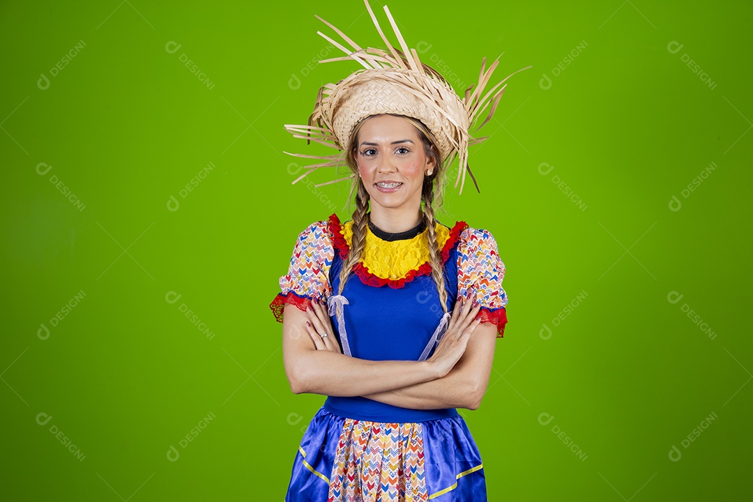 Linda mulher jovem usando roupas típicas de festa junina