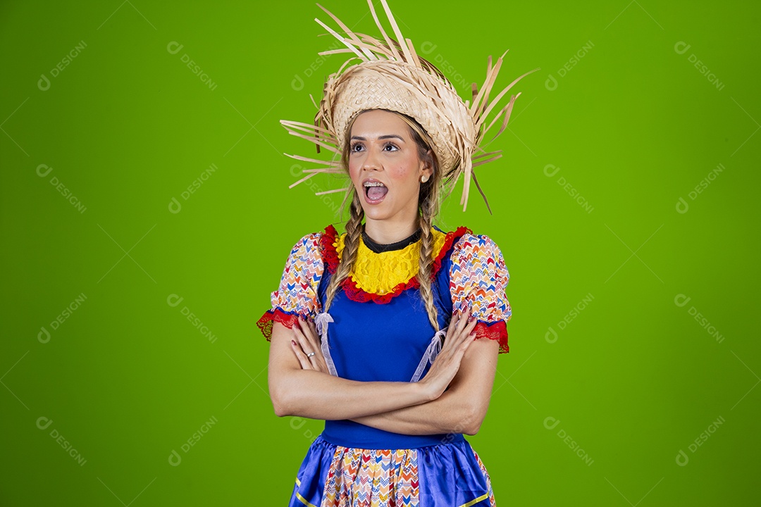 Linda mulher jovem usando roupas típicas de festa junina