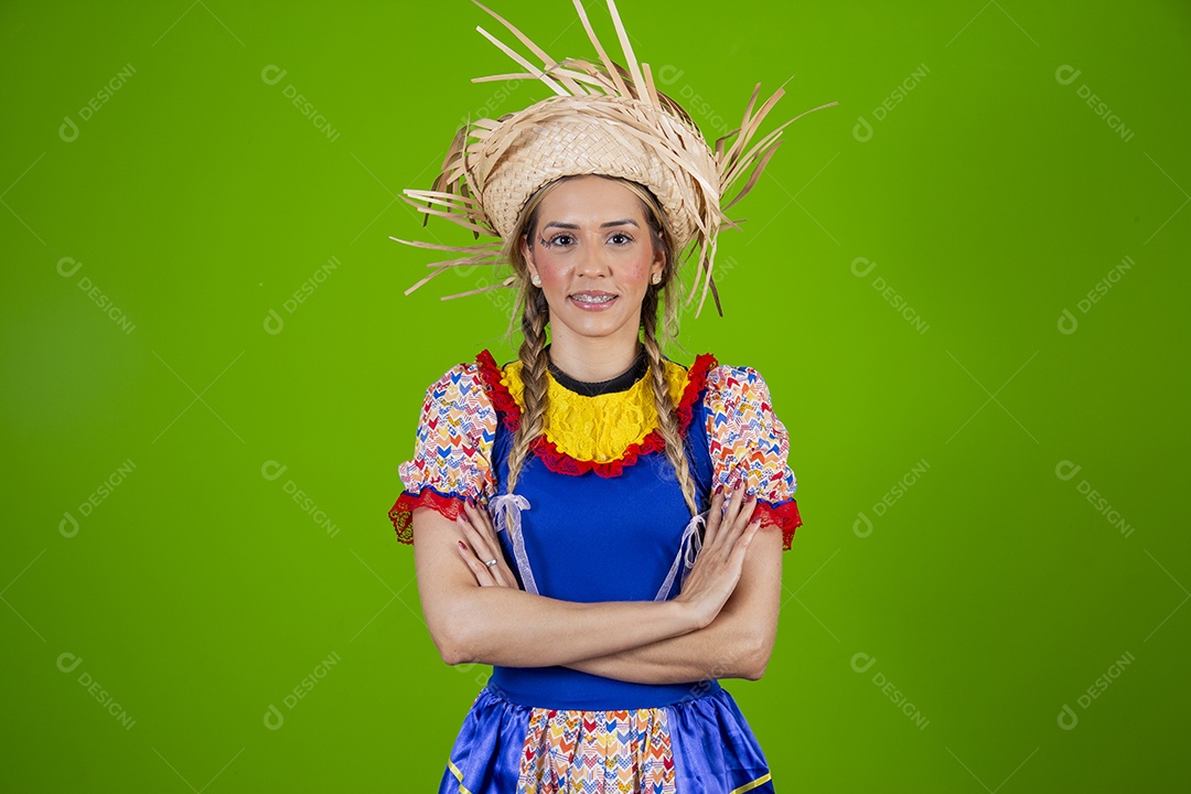 Linda mulher jovem usando roupas típicas de festa junina