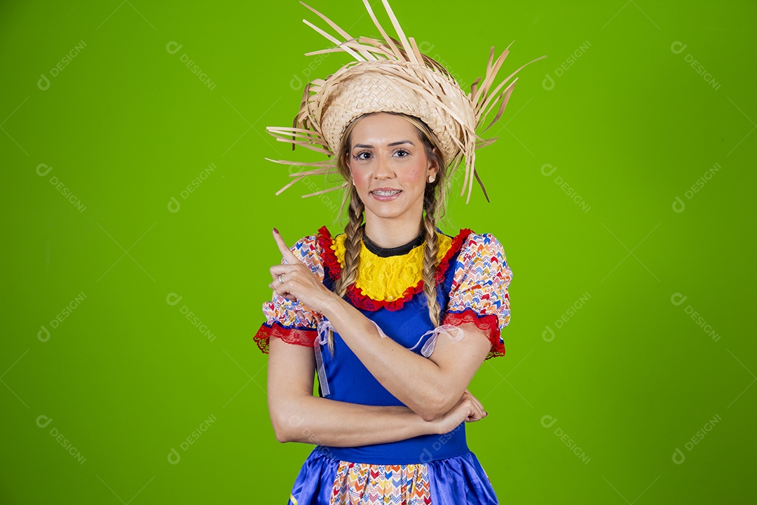 Linda mulher jovem usando roupas típicas de festa junina