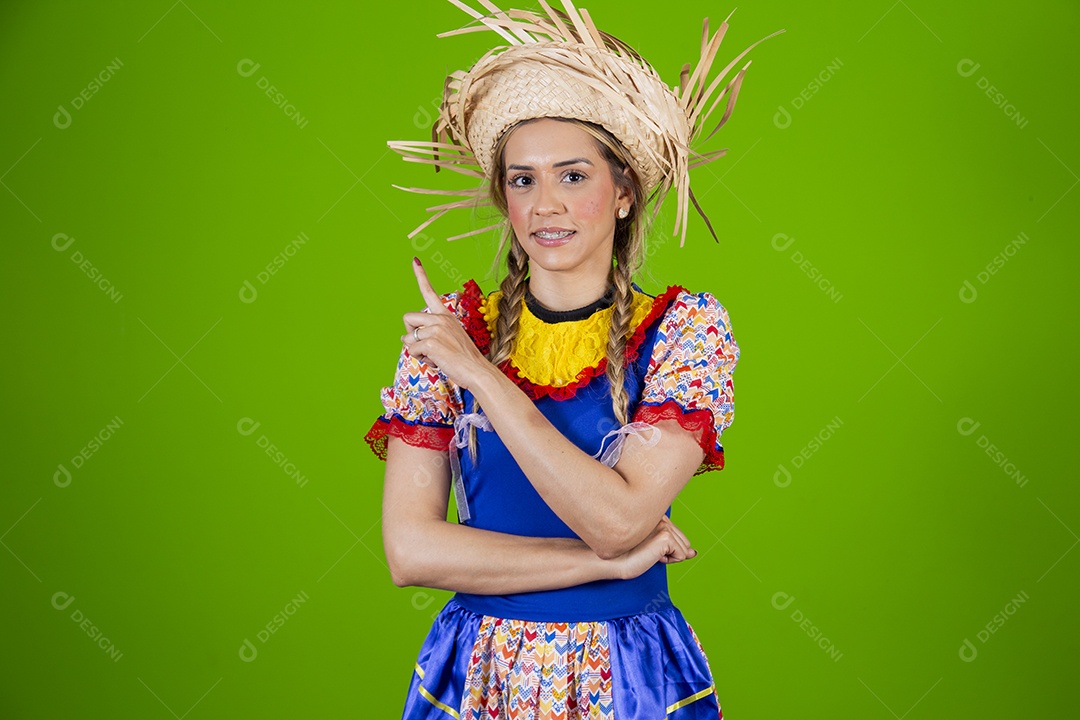 Linda mulher jovem usando roupas típicas de festa junina
