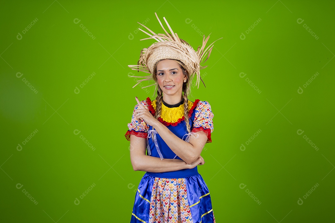 Linda mulher jovem usando roupas típicas de festa junina