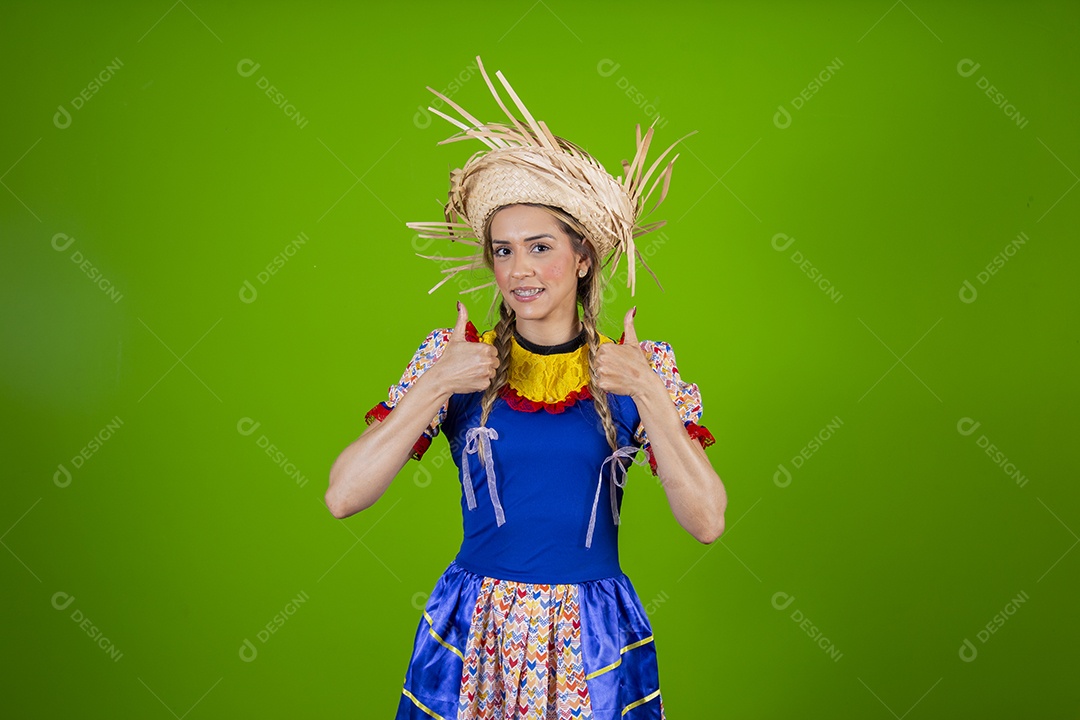 Linda mulher jovem usando roupas típicas de festa junina