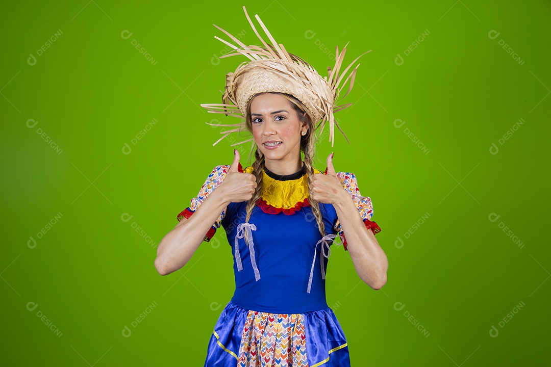 Linda mulher jovem usando roupas típicas de festa junina