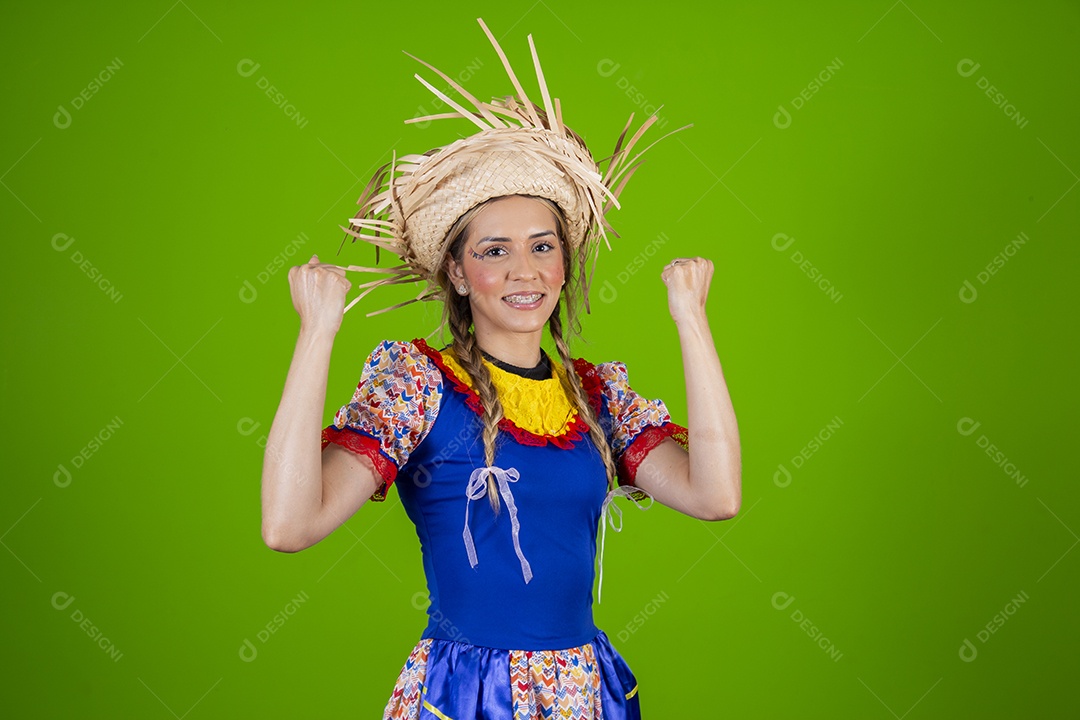 Linda mulher jovem usando roupas típicas de festa junina
