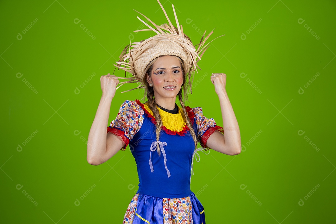 Linda mulher jovem usando roupas típicas de festa junina