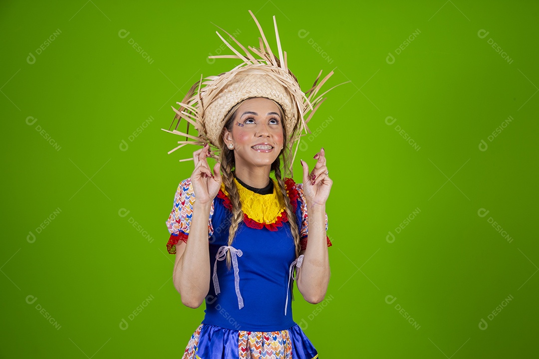 Linda mulher jovem usando roupas típicas de festa junina