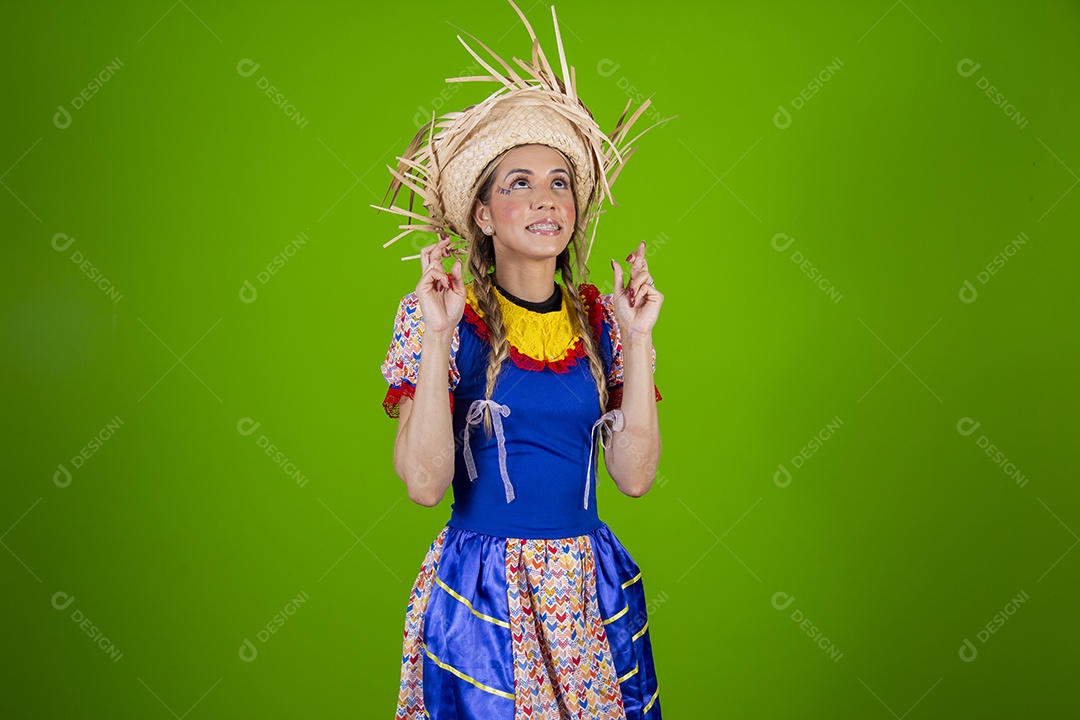 Linda mulher jovem usando roupas típicas de festa junina