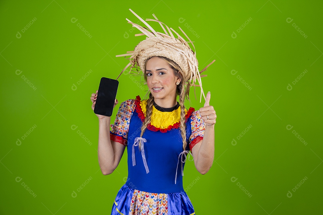 Linda mulher jovem usando roupas típicas de festa junina