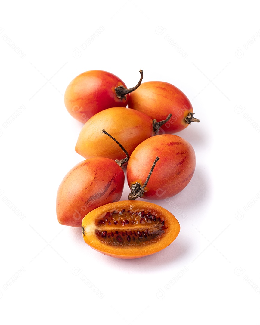 Tamarillos ou tomates de árvore isolados sobre fundo branco