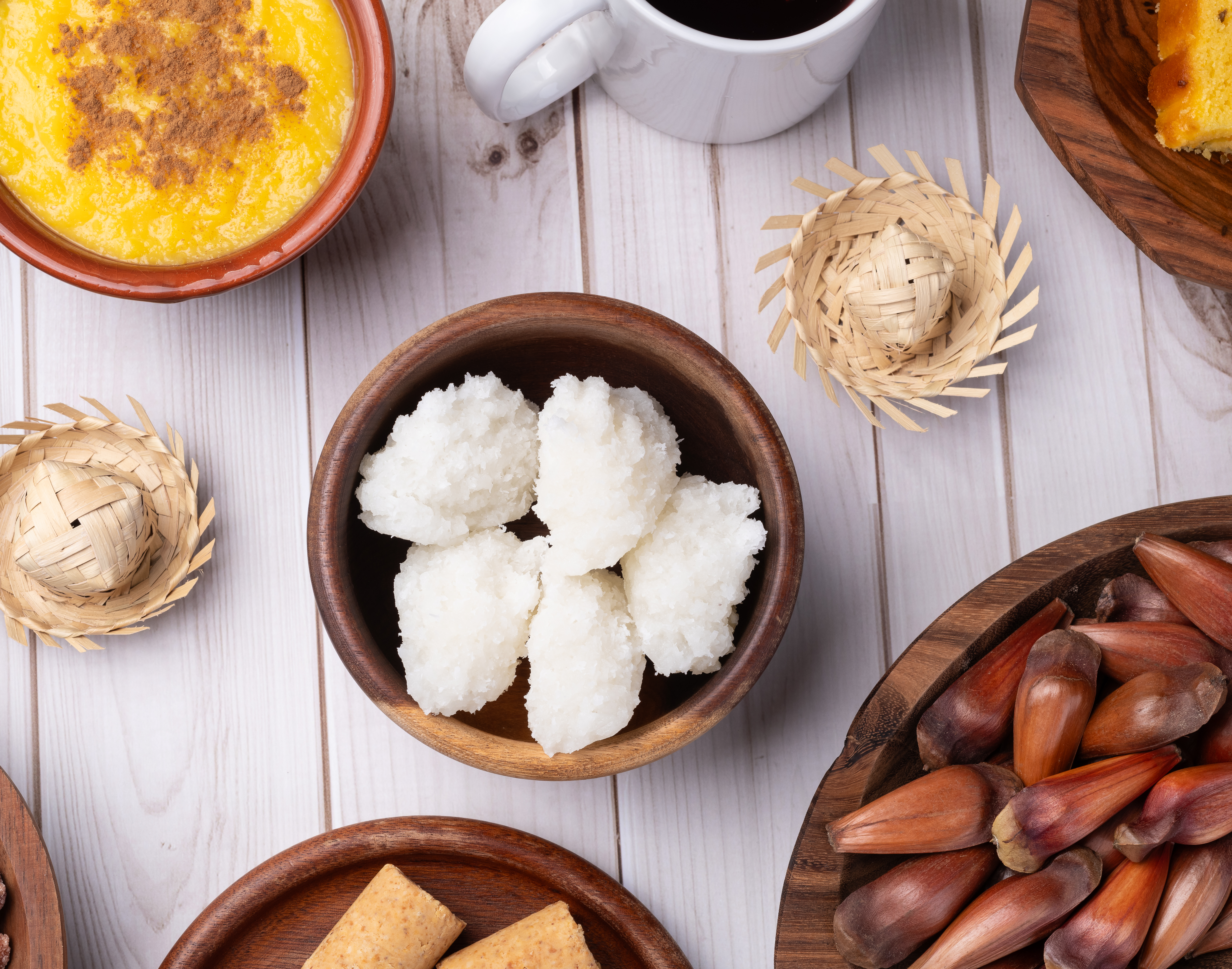 Pratos típicos de são joão mingau castanhas milho bolo